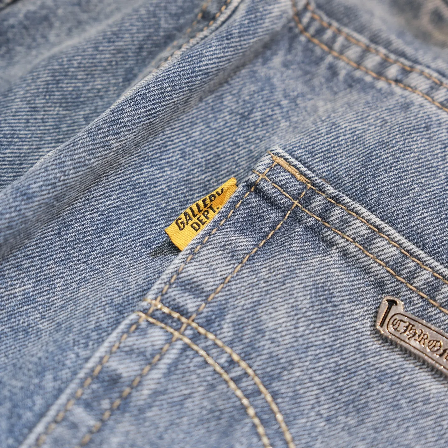 P290 Chrome Hearts Gallery co-branded limited-edition cross-flared flared jeans are a hot item this season and are sought after by countless celebrities and fashionistas. The neat details of the cutting process add color to the playful fashion! The neat and meticulous design, and the well-fitting structure is unique. The upper body not only has outstanding recognition, but also looks younger and younger. A style with the ultimate wearing meaning and performance, gorgeous color matching, and the craftsmanship of this style is also extremely extraordinary. After the finished product is washed, it is disassembled and hand-made with sheepskin cross leather and then spliced ​​together to complete. The whole piece has too many craftsmanship to describe. It is decorated with patchwork cross flowers and high-waisted washed jeans! ! Absolutely high-end luxury product, a god-level single product, a super popular product, made with top heavy industry, a magic weapon that cannot be missed to hit the streets. Size: 28 30 32 34 36 Color: blue